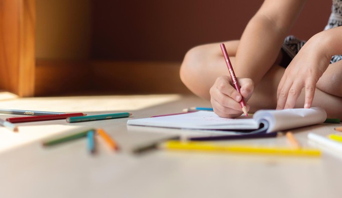 Как научить ребенка держать письменные предметы